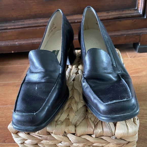 Vintage 90s Easy Spirit black leather block heels in size 8 - Picture 1 of 5